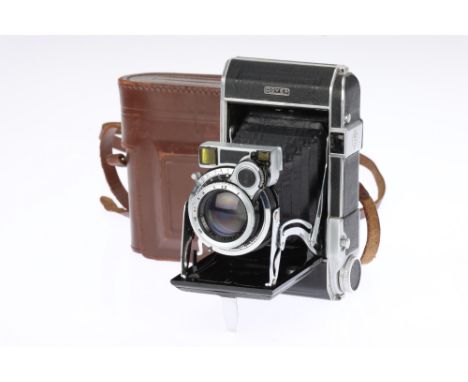 A Royer Teleroy Medium Format Rangefinder Folding Camera circa 1950, yellow-tinted rangefinder model, with a SOM Berthiot Flo
