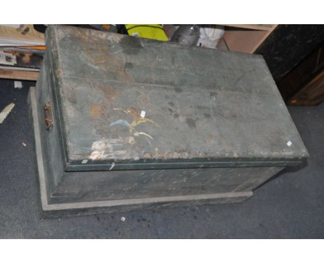 A VINTAGE CARPENTERS TOOL CHEST containing eight moulding planes, two coffin planes, a smoothing plane, two back saws, variou