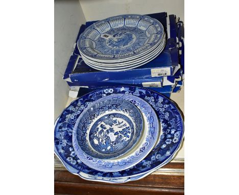 A SMALL COLLECTION OF BLUE AND WHITE CERAMICS, to include six Spode calendar plates for the years 2001 to 2006 inclusive (pla