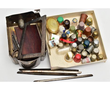 A SELECTION OF SILVER ITEMS AND MAINLY WHITE METAL THIMBLES, to include an early 20th century silver partial mantle clock cas