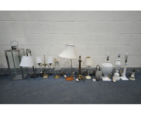 A SELECTION OF LIGHTING, to include a modern column brass table lamp, a ceramic urn shaped table lamp, a white ceramic table 