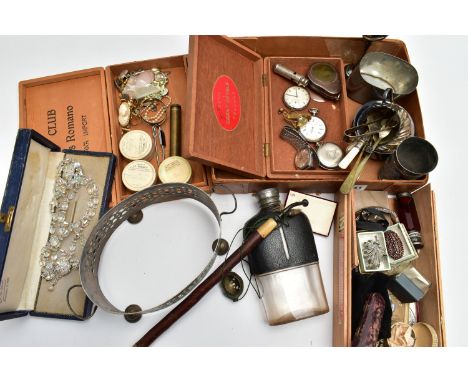 A BOX OF ASSORTED ITEMS, to include a double ended red glass scent bottle, a wooden smoking pipe, a cased yellow metal mounte