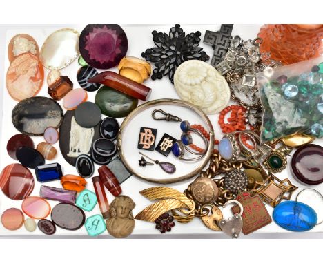 A BAG OF SILVER JEWELLERY, LOOSE SEMI-PRECIOUS INSERTS AND OTHER ITEMS, to include a silver hinged bangle decorated with a fo