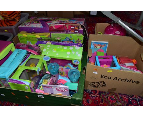 AN EXTENSIVE COLLECTION OF BOXED AND UNBOXED ASSORTED POLLY POCKET DOLLS, CLOTHING AND ACCESSORIES, mainly later Mattel issue