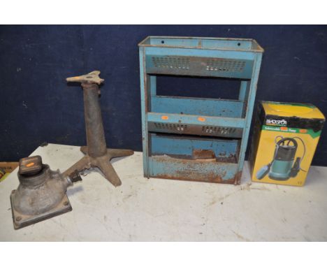 A COLLECTION OF MISCELLANEOUS ITEMS to include a vintage Ern-lake four ton tower jack, Blackspur submersable water pump, meta