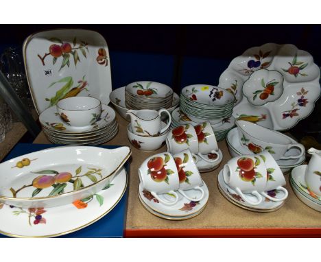 A QUANTITY OF ROYAL WORCESTER EVESHAM AND EVESHAM VALE PATTERN DINNER WARES, comprising a boxed cake platter, an oval twin ha