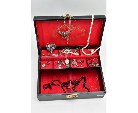 A BLACK JEWELLERY BOX WITH CONTENTS, hinged black jewellery box with a red fabric interior, together with contents to include