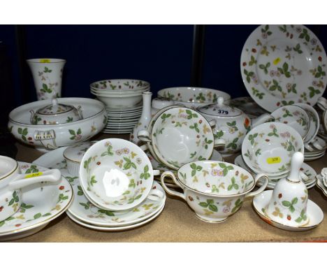 A WEDGWOOD BONE CHINA 'WILD STRAWBERRY' R4406 PATTERN PART DINNER SERVICE AND A SMALL QUANTITY OF GIFTWARE IN THE SAME DESIGN