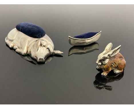 An Edwardian novelty silver pin cushion, modelled in the form of a canoe, Saunders &amp; Shepherd, Chester 1906, length 5.8cm
