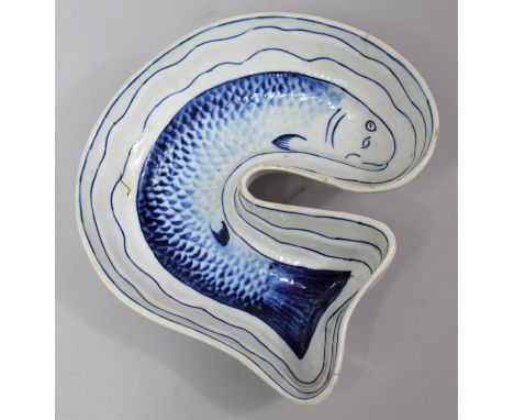 A Wall Hanging Blue and White Ceramic Fish Jelly Mould, 21cm high 