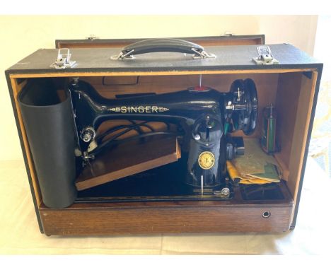 Vintage cased singer sewing machine 