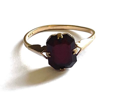 9ct gold stone set ladies ring, approximate weight 1.8g 