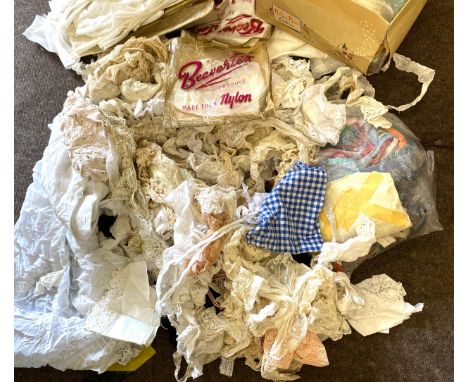 Large selection of vintage and later lace 