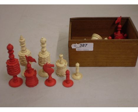 FULL SET OF VINTAGE POSSIBLY BONE/IVORY CHESS PIECES 