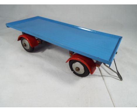 Shackleton Models Dyson Trailer - light blue with grey chassis and red mudguards (one mudguard absent), with draw bar - Est £