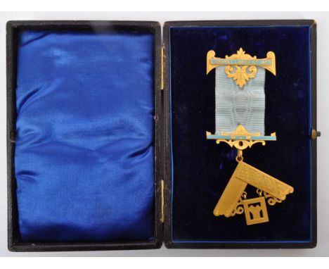 An early 20th century Edwardian 15ct gold masonic medal. The medal having top bar with scrolled engraved bar with pale blue e