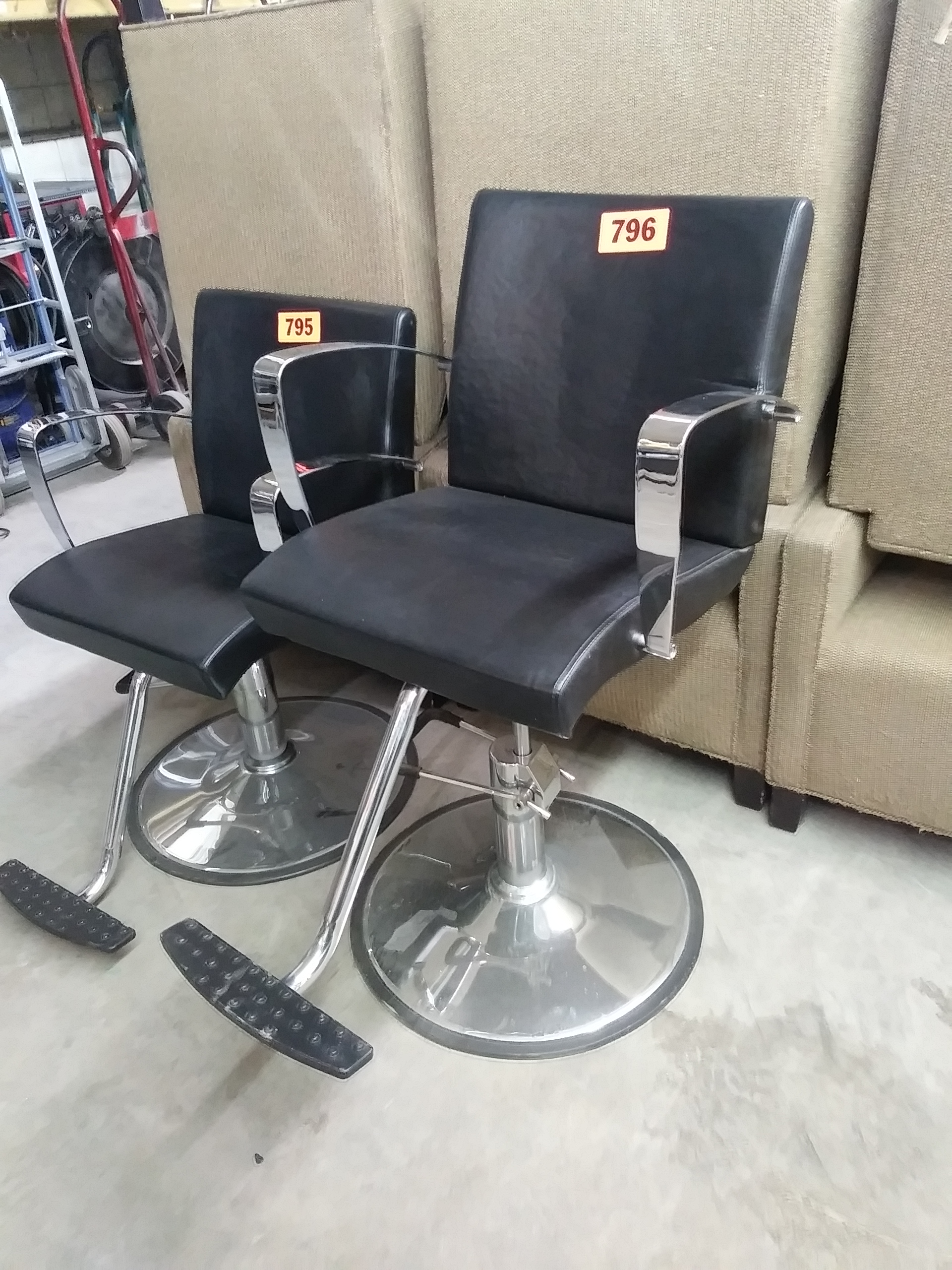 SALON / BARBER CHAIR W/ FOOT REST (SWIVELS, LIFTS, DROPS) SIZE 24