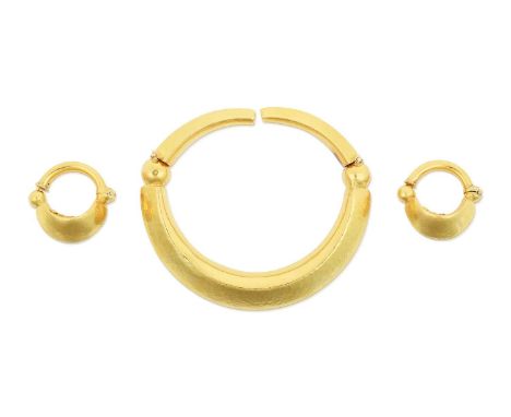 the yellow graduated planished effect torque bangle, with two hinged sections, the earrings of similar design, with post fitt