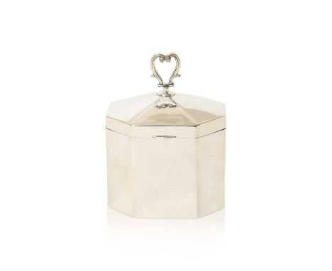 elongated octagonal, the confirming hinged cover with drop-ring handle, the interior gilt8.7cm wide, 4oz 11dwt, 141grFully ma