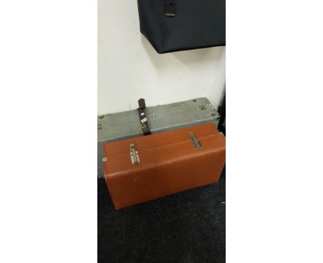 2 VINTAGE SUITCASES