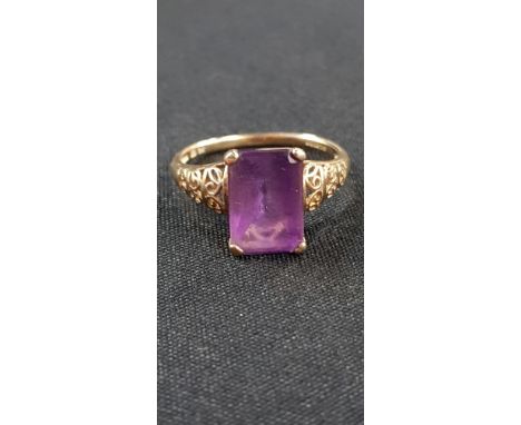 9CT GOLD AND AMETHYST RING