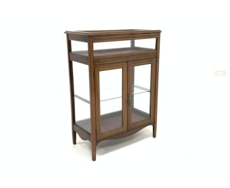 Edwardian mahogany bijouterie cabinet, hinged, glazed and moulded top over two doors enclosing glass shelf, with satinwood an