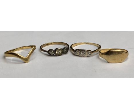 9CT GOLD THREE STONE RING SIZE K, A 9CT GOLD HERRINGBONE RING SIZE M, AN UNMARKED YELLOW METAL SIGNET TYPE RING SIZE F AND A 