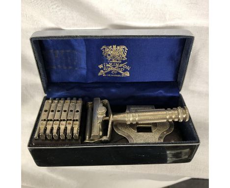 WILKINSON SWORD VINTAGE RAZOR WITH FITTED BLADES