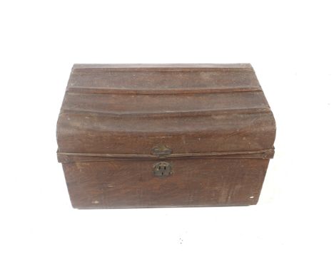 A vintage tin travelling trunk. With a marbled effect exterior, the latch is not functioning, H42cm x W68cm x D45cm