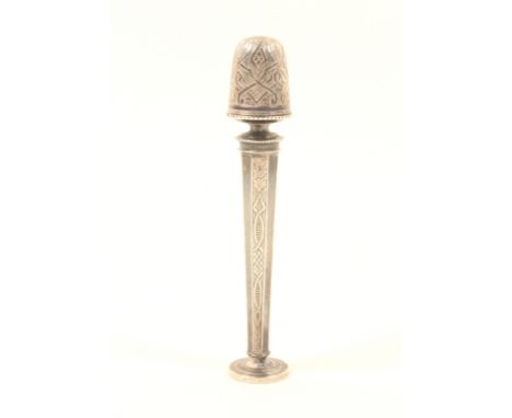 An 18th century silver thimble compendium, the screw-off thimble decorated with strapwork and revealing a two-division reel o