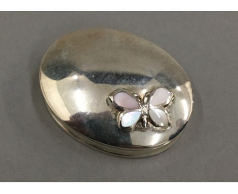 A silver oval mother-of-pearl snuff box