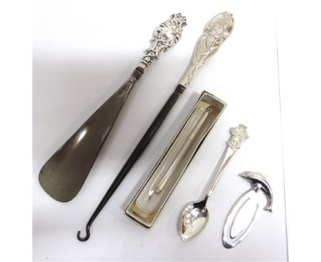 A SMALL COLLECTION OF SILVER AND SILVER MOUNTED ITEMS comprising; a modern engine turned propelling swizzle stick, stamped 'S