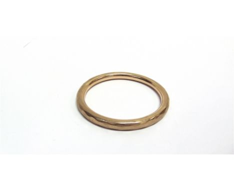 AN EARLY 20TH CENTURY ROSE GOLD HOLLOW PART-FACETTED SLAVE BANGLE Chester 1922, approx. 7.5mm wide (¼ in), 19.5g   