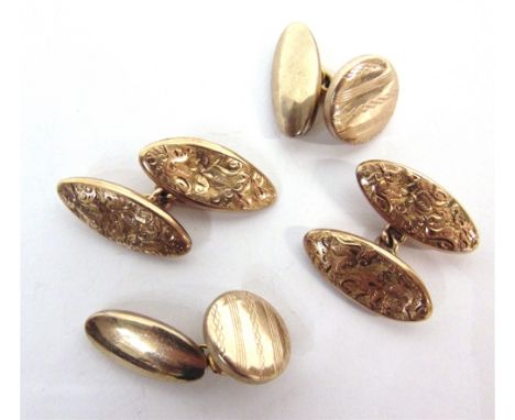 A PAIR OF LATE VICTORIAN 9CT ROSE GOLD OVAL CUFFLINKS each link with two oval panels engraved with foliate scrolls on a matt 
