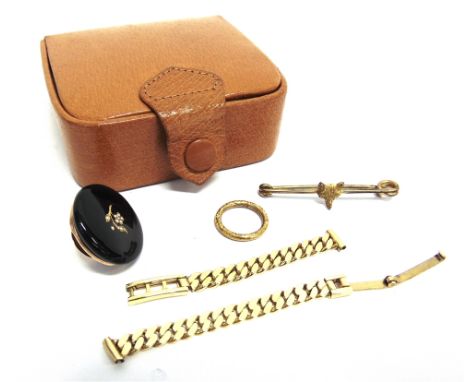 A SMALL COLLECTION OF JEWELLERY comprising; an early 20th century gold and black onyx button centred with a half-pearl forget