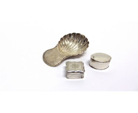 A GROUP OF THREE SMALL SILVER ITEMS, INCLUDING A GEORGE III VINAIGRETTE  the small oval vinaigrette with a pull-off cover and