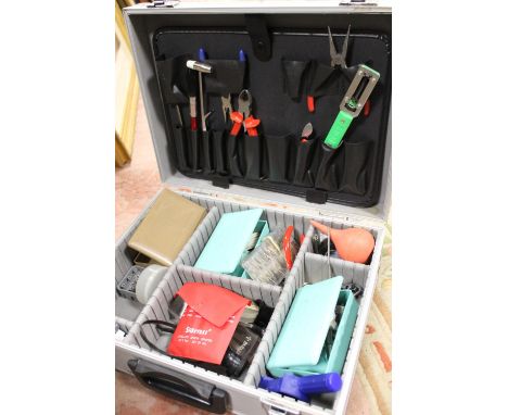 A HARD CASE CONTAINING WATCH MAKERS / REPAIRER TOOLS TO INCLUDE PARTS ETC