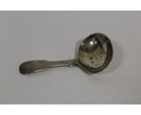 A GEORGIAN HALLMARKED SILVER CADDY SPOON, LONDON 1822