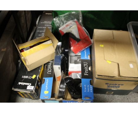 A QUANTITY OF ELECTRICALS TOGETHER WITH A BOXED CAMLINK TRIPOD, SANKYO DUOLUXE 1000 PROJECTOR ETC