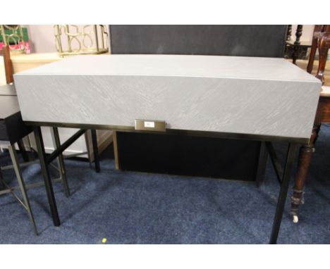 A MODERN GREY HALL / CONSOLE CABINET ON STAND H-81 W-120 CM