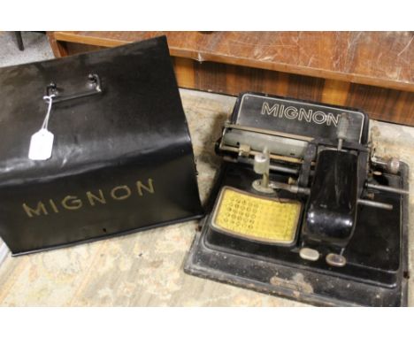 A VINTAGE 'MIGNON' STYLUS INDEX TYPEWRITER WITH ORIGINAL COVER, W 34.5 cm