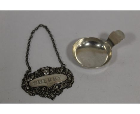 A HALLMARKED SILVER CADDY SPOON AND A HALLMARKED SILVER WINE LABEL