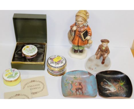 TWO BOXED ENGLISH ENAMELS TOGETHER WITH ANOTHER AND TWO SMALL COPPER DISHES TOGETHER WITH A BOXED WEDGWOOD BOY PLAYING WITH M