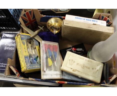 A SMALL TRAY OF COLLECTABLES TO INCLUDE VINTAGE DARTS ETC