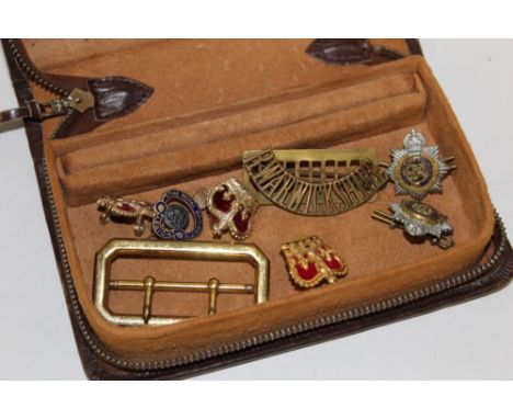 A SMALL COLLECTION OF MILITARY BADGES TO INCLUDE R WARWICKSHIRE