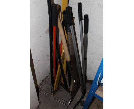 A QUANTITY OF GARDEN TOOLS