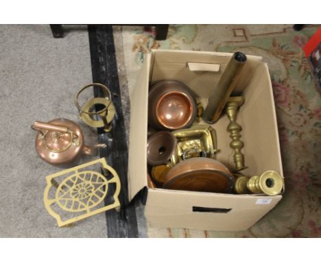 A BOX OF VINTAGE METALWARE TO INCLUDE A SMALL COPPER KETTLE, BRASS CANDLESTICKS ETC. 