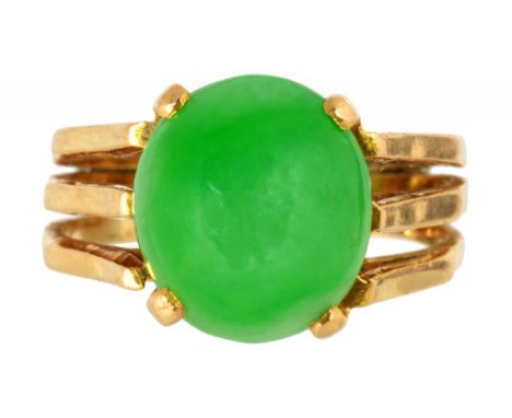 A CHINESE JADE RING, C MID 20TH C gold hoop with pierced shoulders, 6.7g, size O  Provenance: Rajan Nehru (1909-1994) by whom