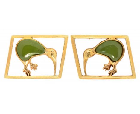 A PAIR OF NEW ZEALAND GOLD AND GREENSTONE KIWI CUFFLINKS  2.25cm, marked 9ct, 7.3g ++Satisfactory second hand condition