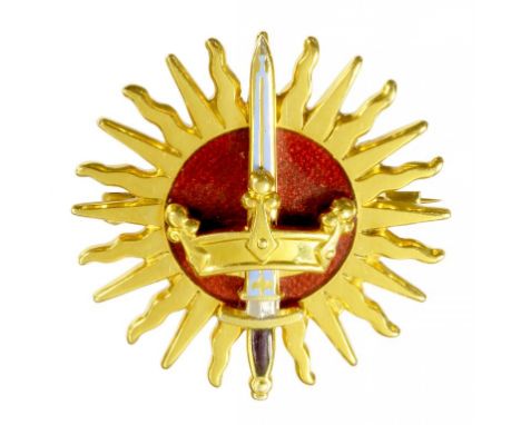 AN 18CT GOLD AND ENAMEL BROOCH OF THE WIFE OR DAUGHTER OF A MEMBER OF THE IMPERIAL SOCIETY OF KNIGHTS BACHELOR, BY GARRARD & 